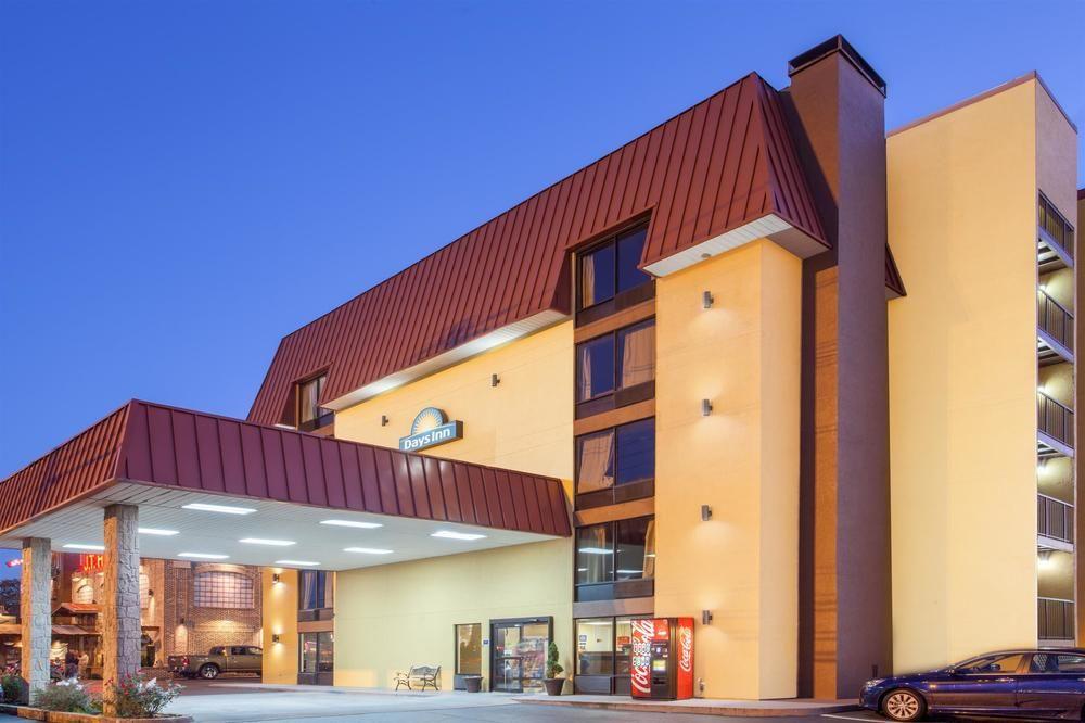 Clarion Inn & Suites Near The Leconte Center Pigeon Forge Exterior foto