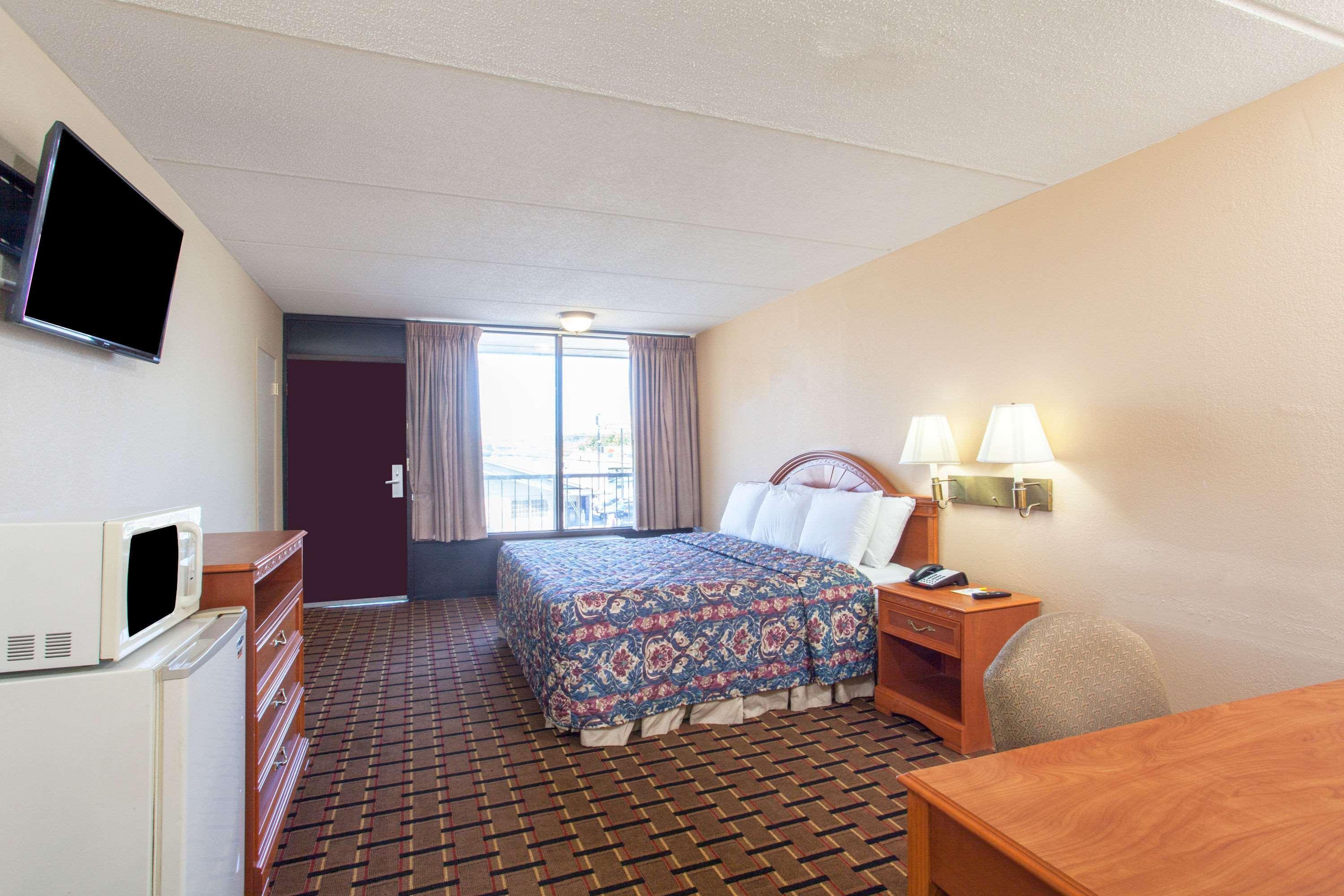 Clarion Inn & Suites Near The Leconte Center Pigeon Forge Exterior foto
