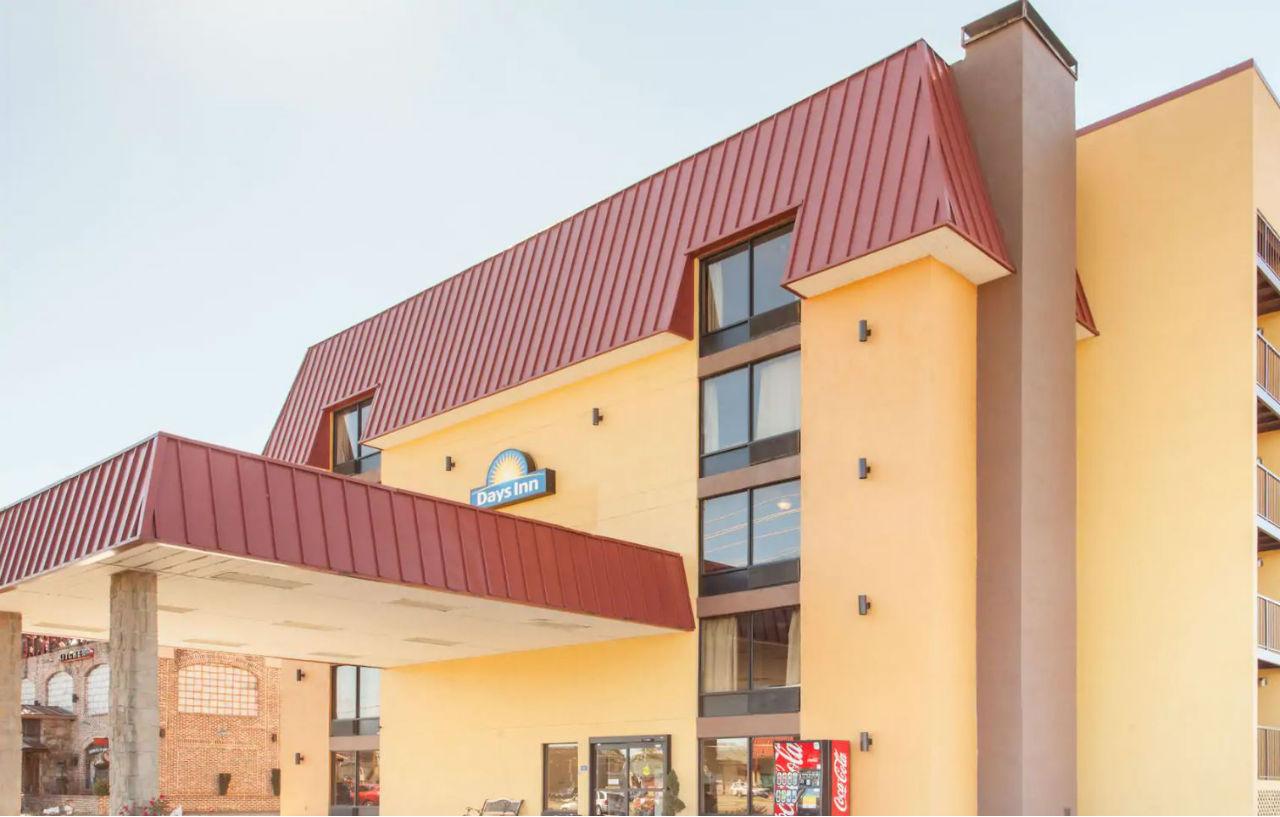 Clarion Inn & Suites Near The Leconte Center Pigeon Forge Exterior foto